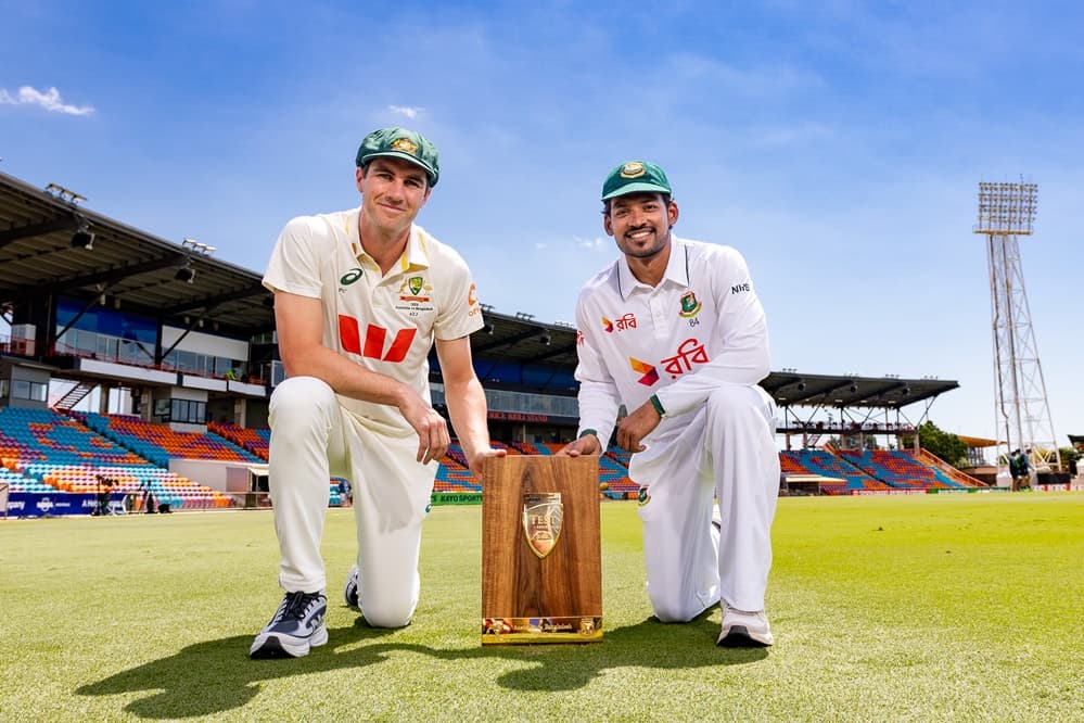 Captains with the trophy ©Azher Niaz Chattah/CA