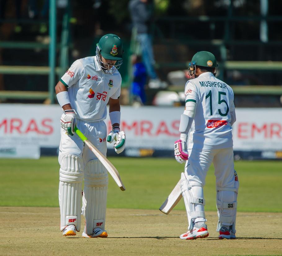 Shanto and Mushfiq tried to repair the damage ©ZC
