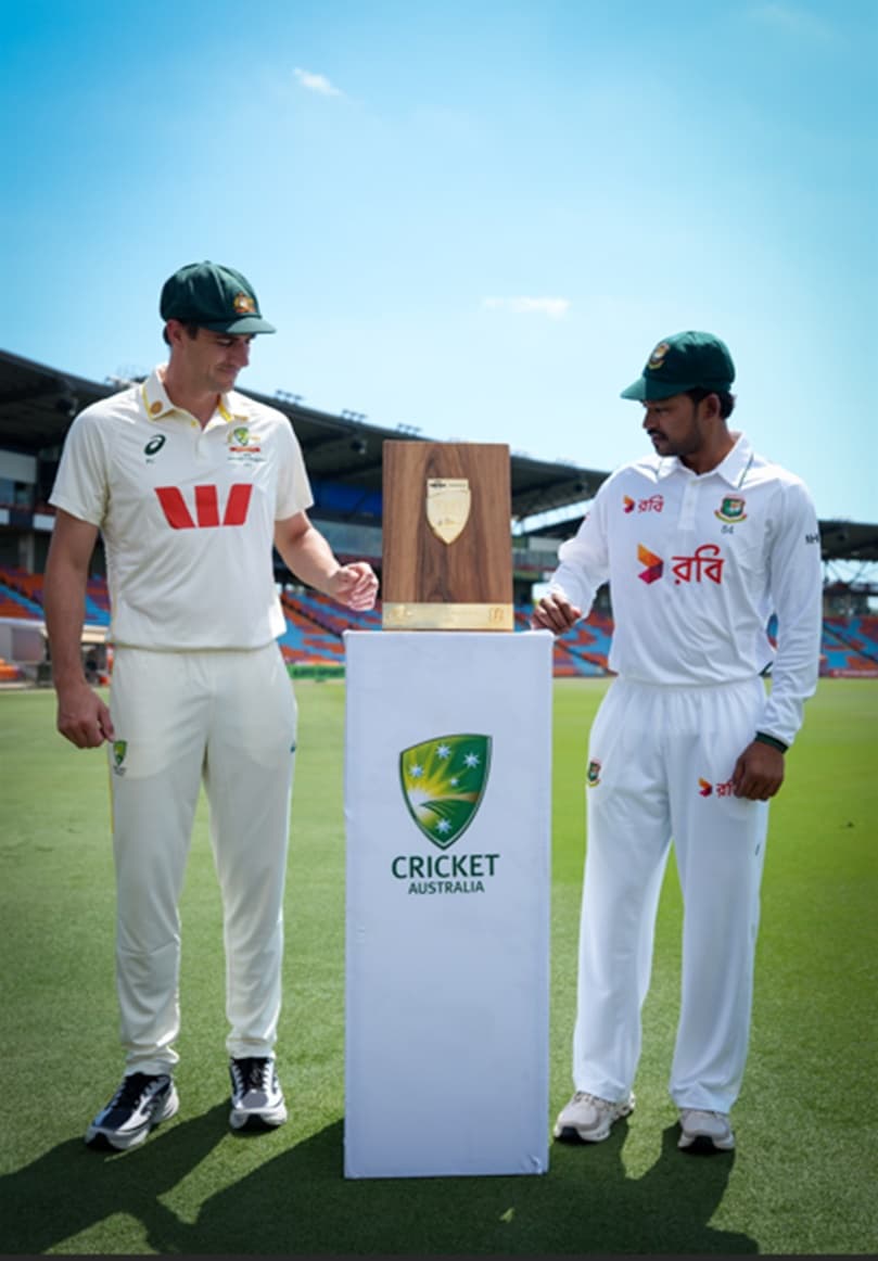 Two captains with the trophy ©Azhar Niaz Chattha