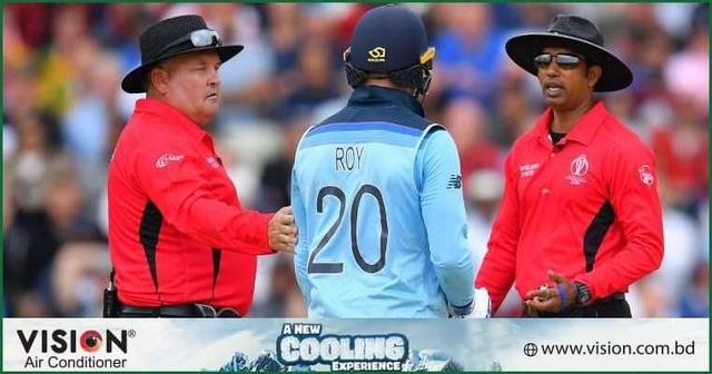 ফাইনালে ইরাসমাসের সাথে অন ফিল্ড আম্পায়ার ধর্মসেনা 