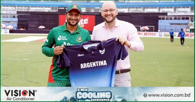 সাকিবকে আর্জেন্টিনার জার্সি উপহার 