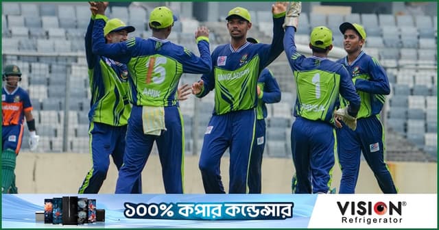 বৃষ্টিভেজা ফাইনাল ম্যাচ পরিত্যক্ত হলেও চ্যাম্পিয়ন অনূর্ধ্ব-১৯ দল