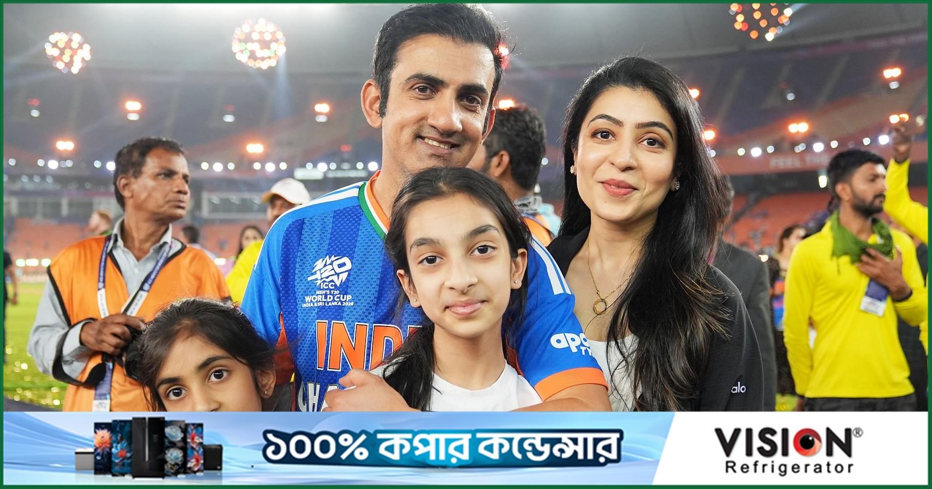 গম্ভীরকে হাসতে দেখে মজা করতে ভুললেন না ধোনি